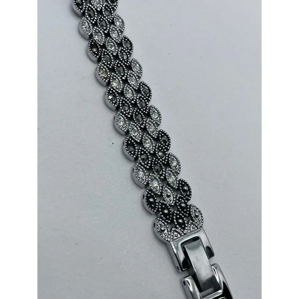 Gruen II Women's Silver Tone Watch Black Gray Analog *new‎ battery*